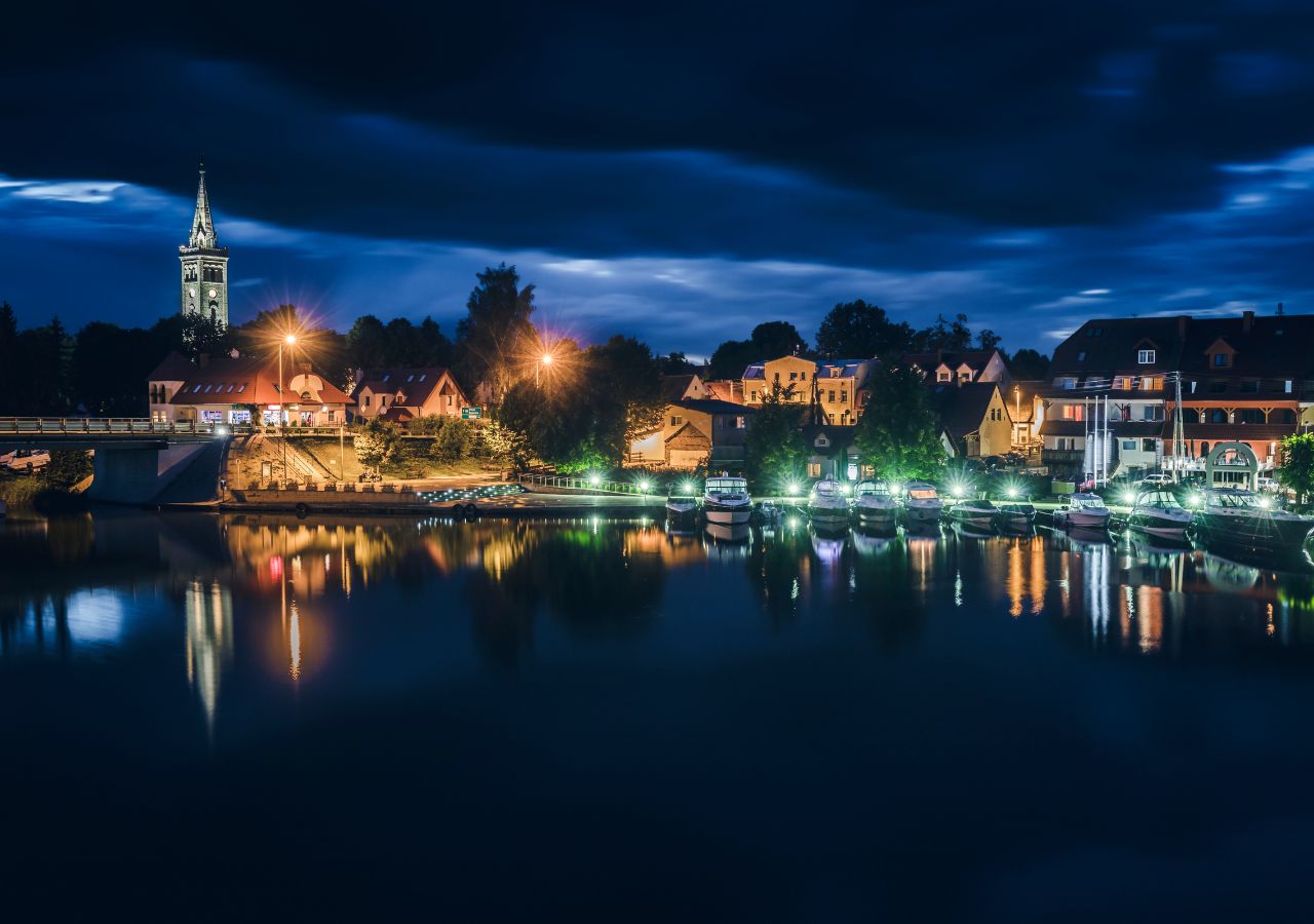 Nocny widok na oświetlone Mikołąjki - Mazury, Polska