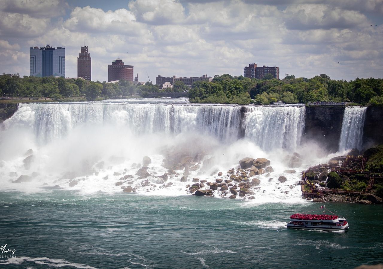Widok na wodospad Niagara ze statkiem pasażerskim