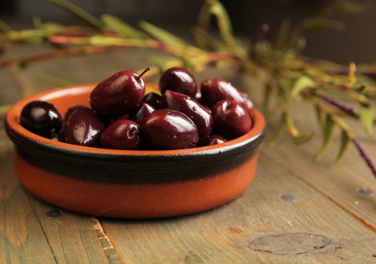 Oliwki Kalamata to najlepsze oliwki na świecie. Co je wyróżnia?