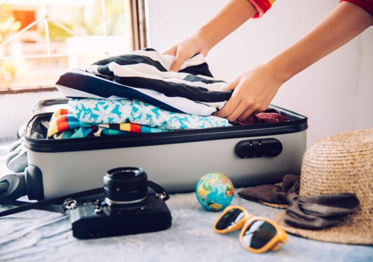 Planujesz lot z power bankiem? Sprawdź, gdzie go przewozić