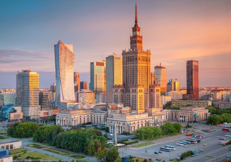 Panorama Warszawy z Pałacem Kultury pośrodku w świetle zachodzącego słońca