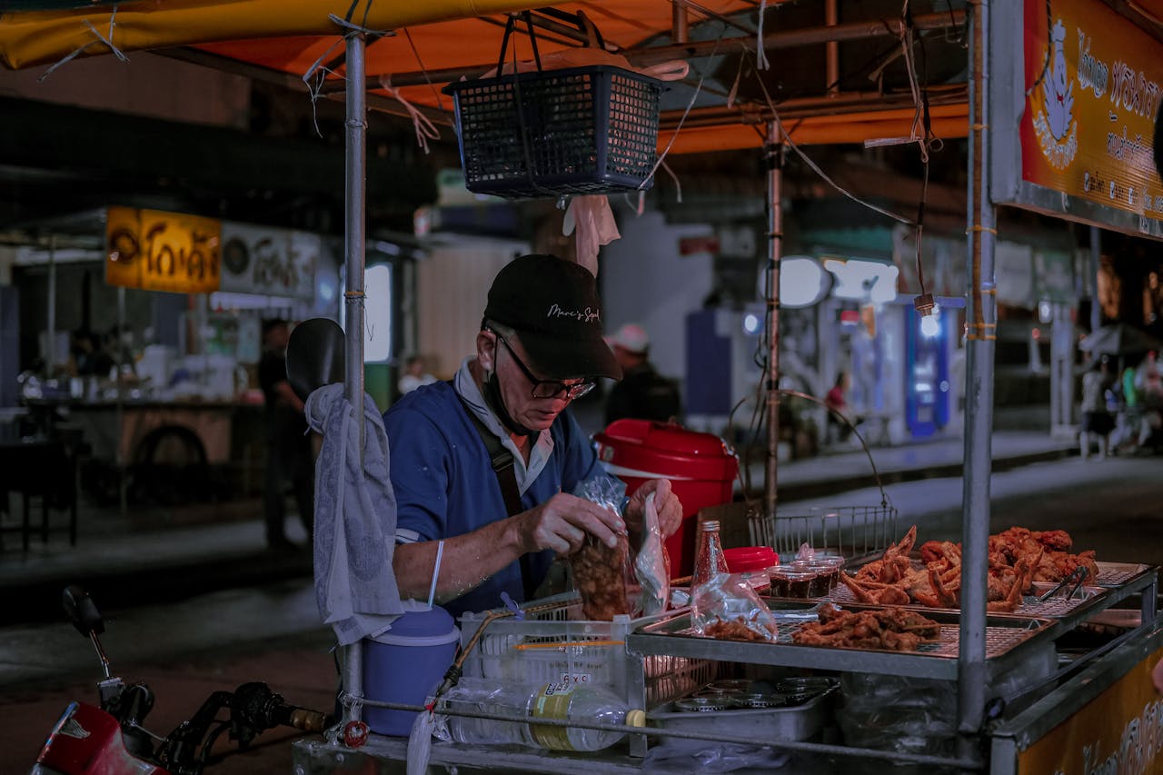 Sprzedawca street food na azjatyckiej ulicy