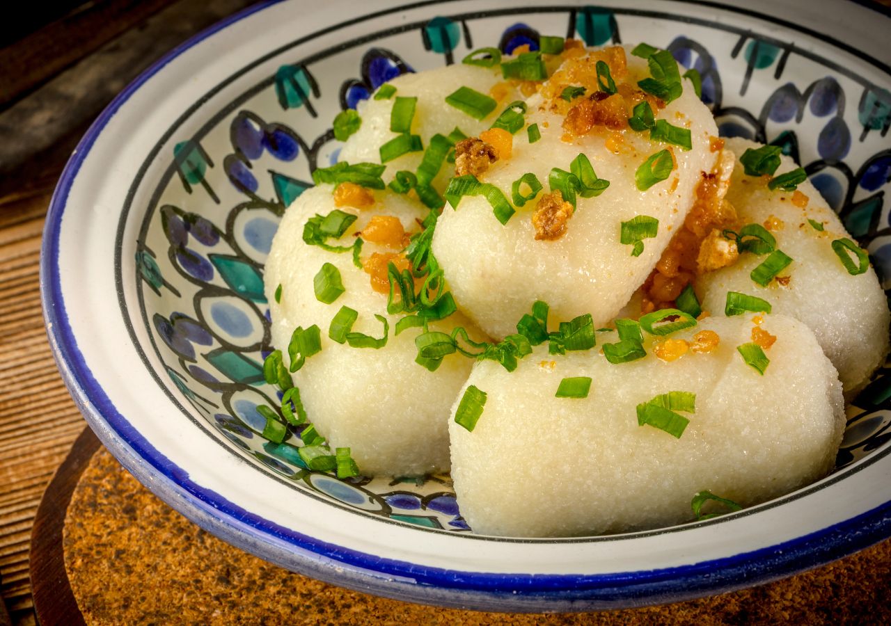 Pierogi łomniczańskie na talerzu w kwiaty