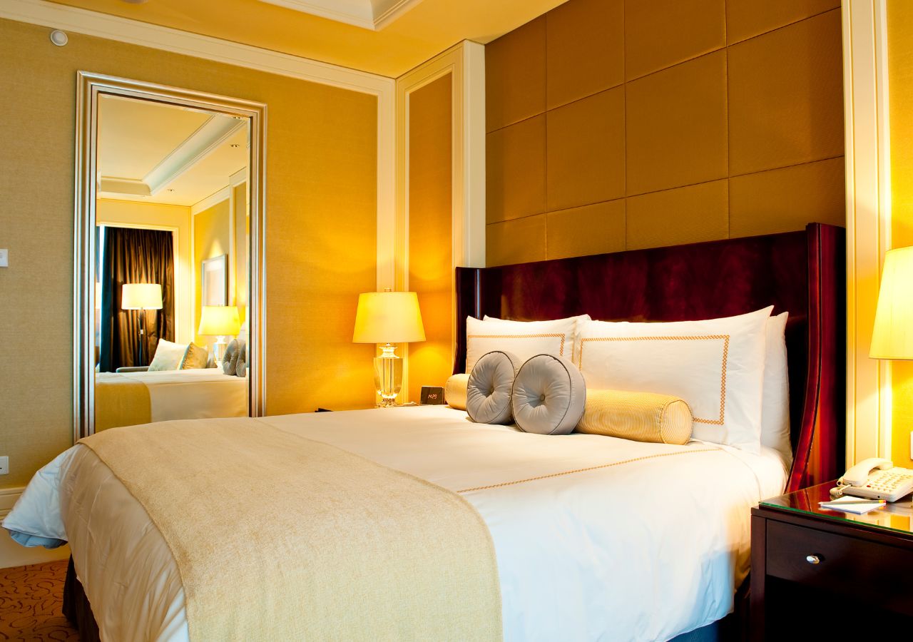 Zawsze warto sprawdzić, czy za hotelowym lustrem nie kryją się przykre niespodzianki