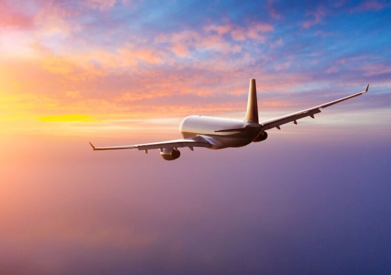 Samolot w czasie lotu na niebie z zachodem słońca