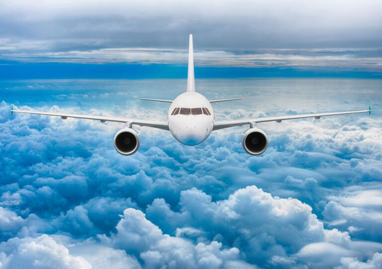 Samolot w chmurach