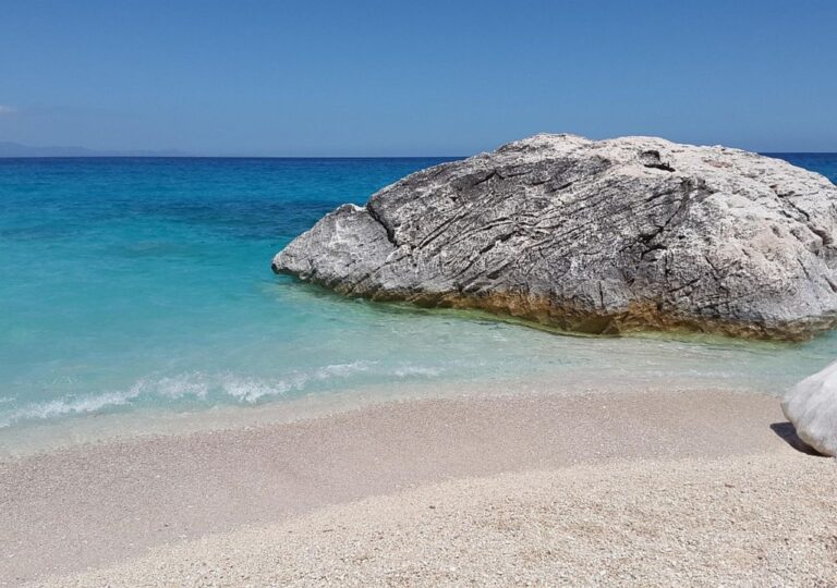 Sardynia. Nazywana jest Karaibami Europy. Warto wybrać się tu na majówkę