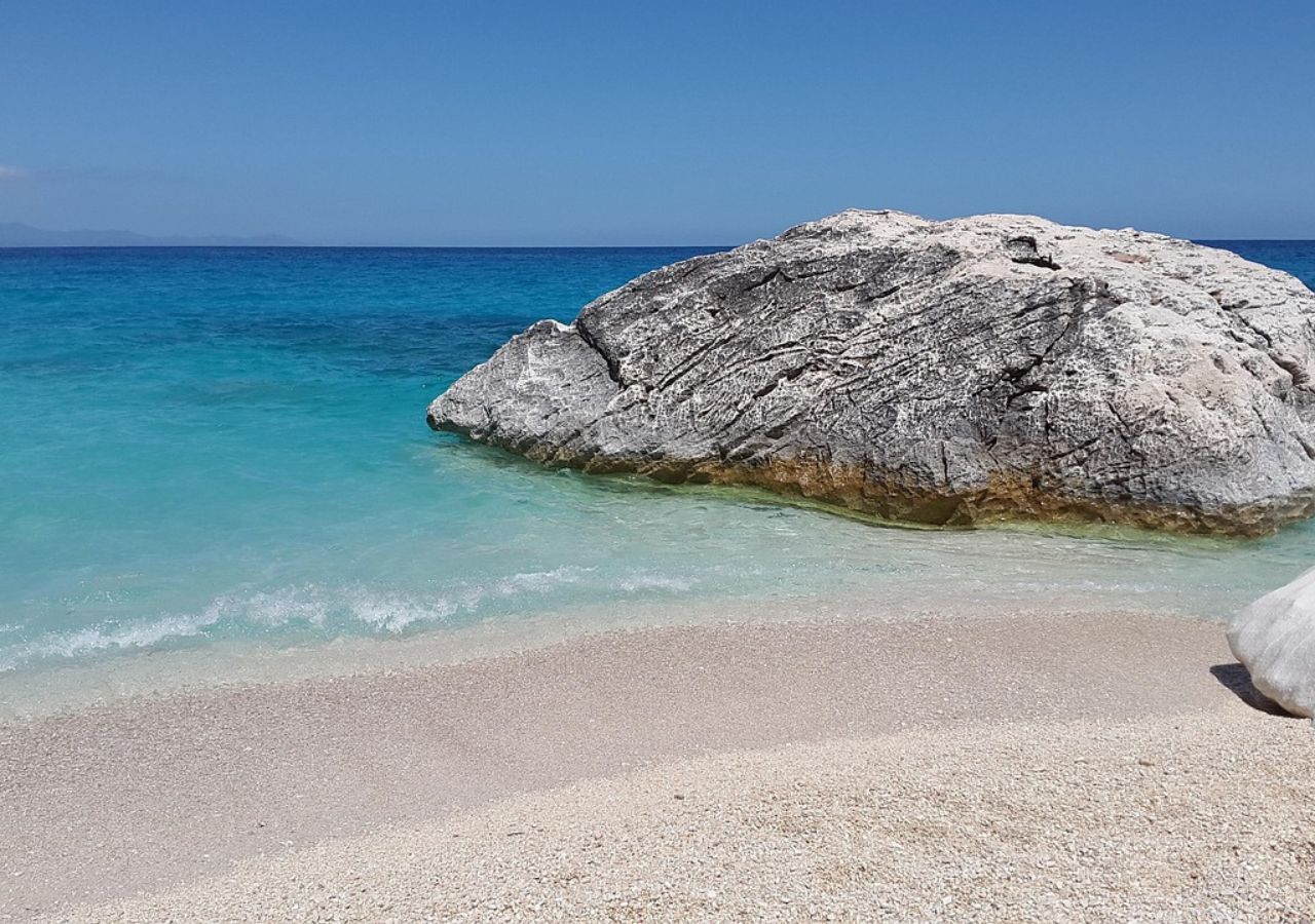 Sardynia. Nazywana jest Karaibami Europy. Warto wybrać się tu na majówkę