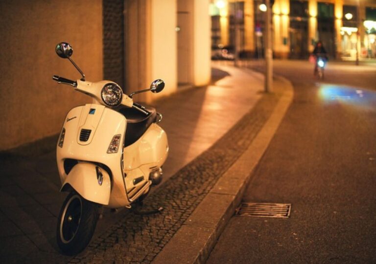 Skuter na włoskiej ulicy