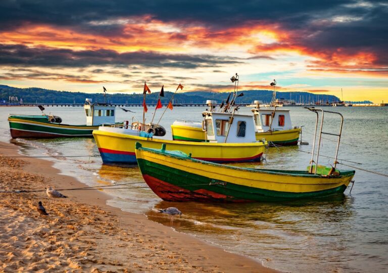 Łódki rybackie na plaży w Sopocie