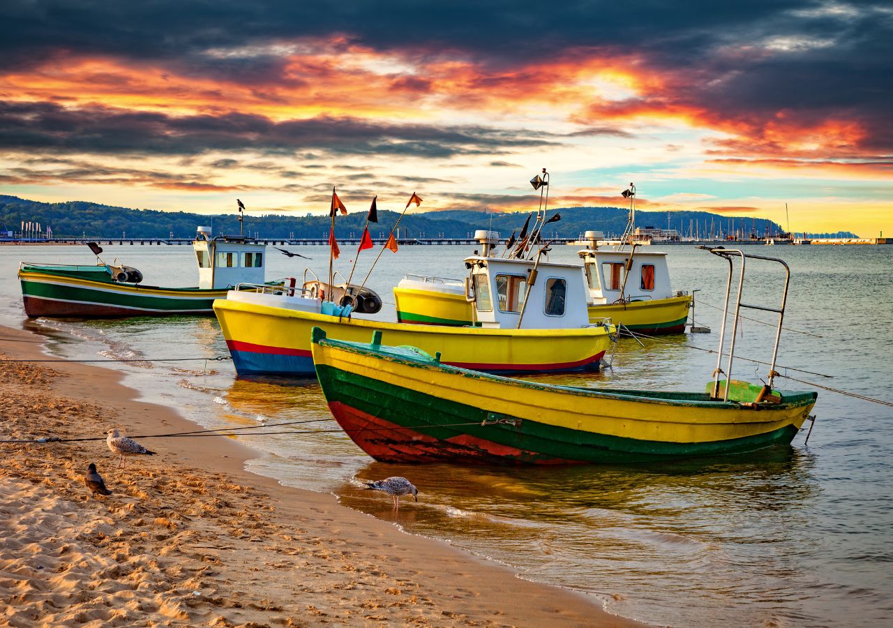 Łódki rybackie na plaży w Sopocie