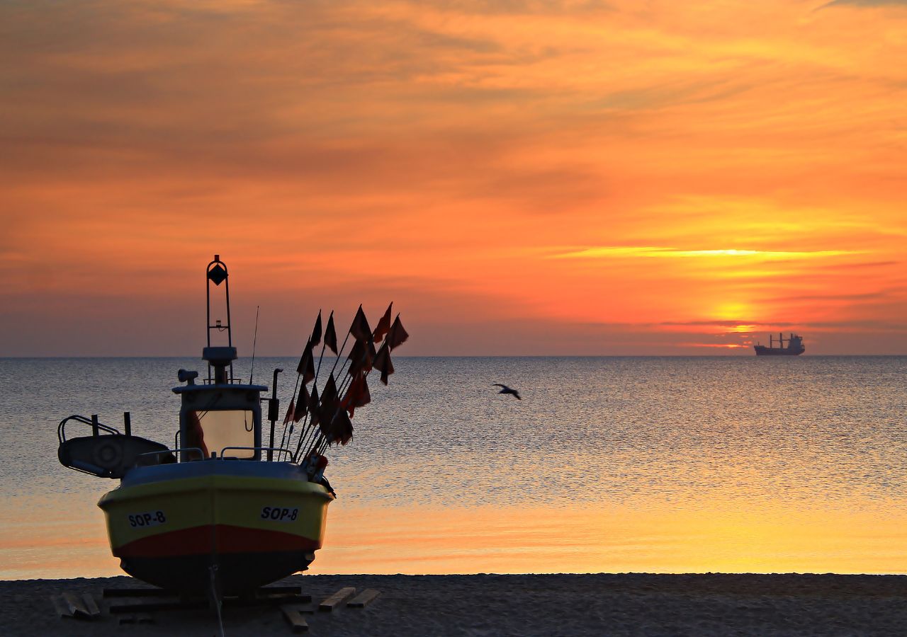 Łódki rybackie na plaży w Sopocie