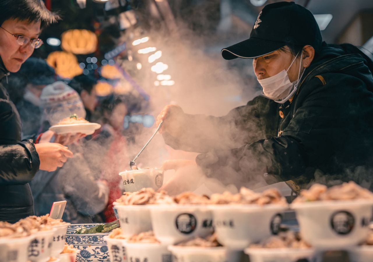 Sprzedawca street food na azjatyckiej ulicy
