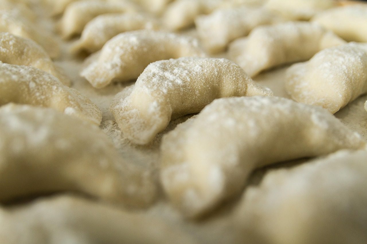 Surowe pierogi z ziemniakami czekają na gotowanie