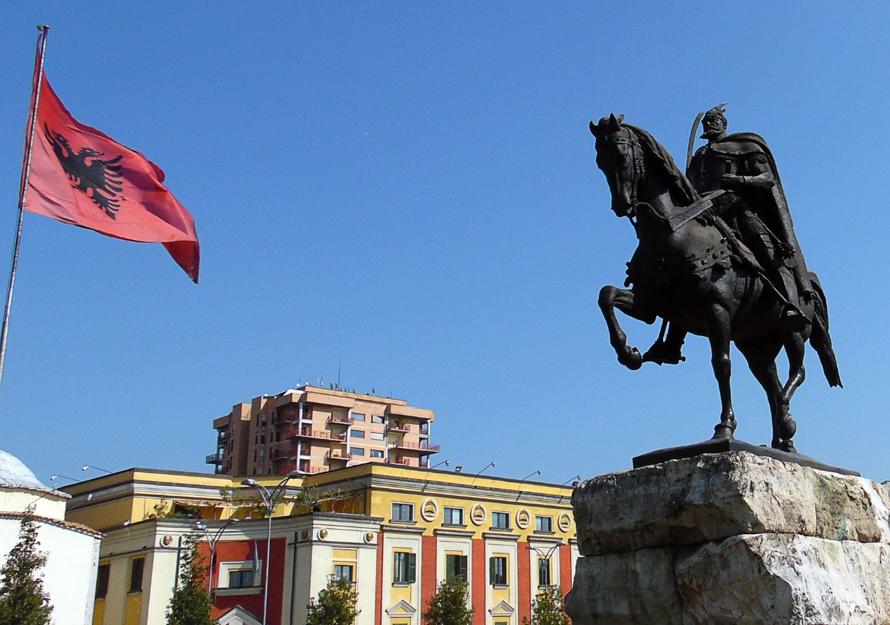 Plac Skanderbega z Pomnikiem na pierwszym planie - Tirana. Albania