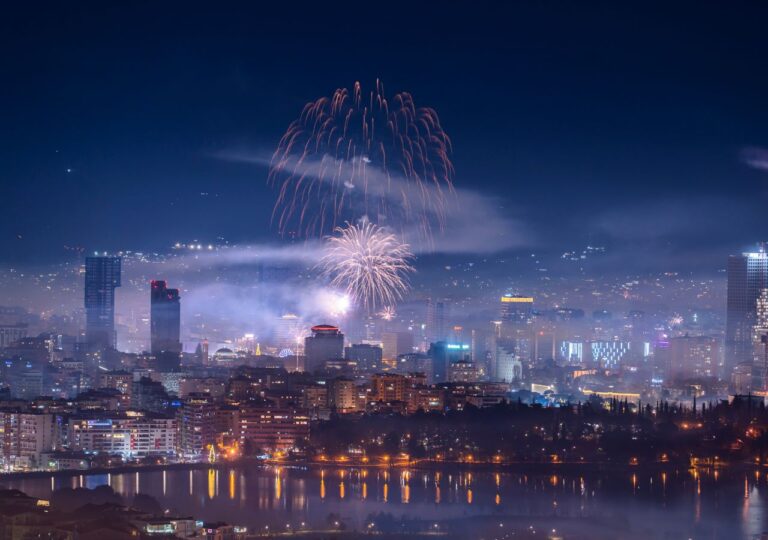 Panorama Tirany - Albania nocą