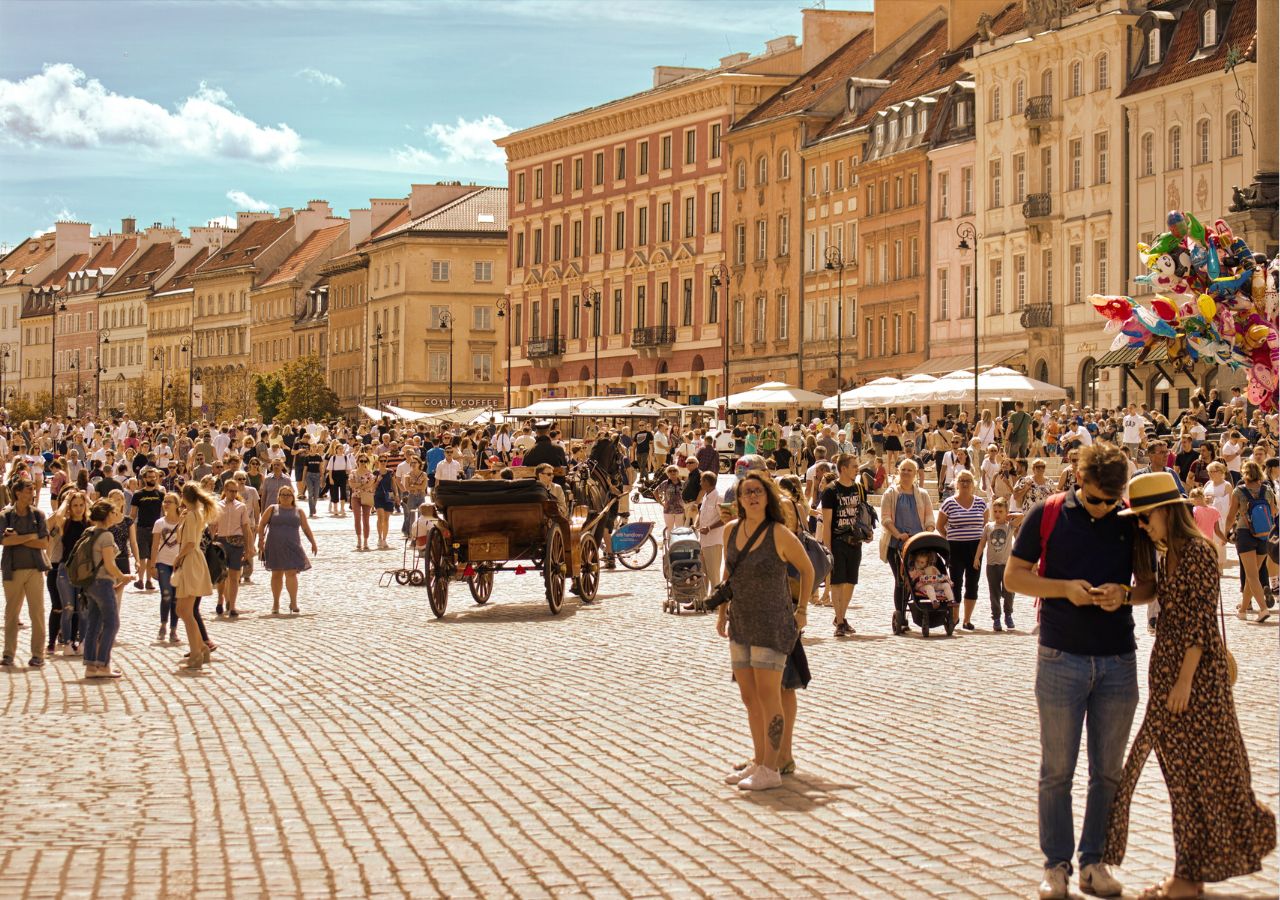 Turyści na Starym Mieście w Warszawie. Polska