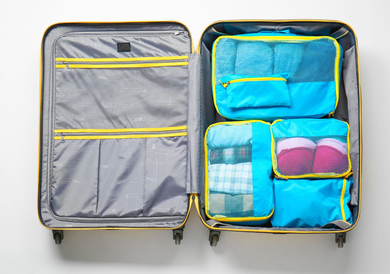otwarta walizka dobrze zapakowana