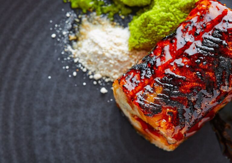 Wędzony węgorz na czarnym talerzu