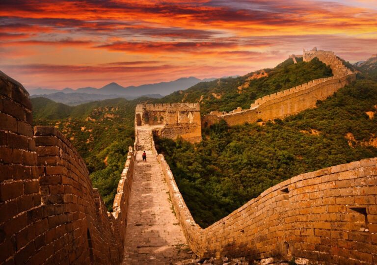 Wielki Mur Chiński o zachodzie słońca