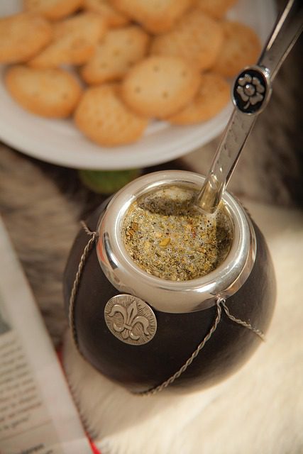 Yerba mate w tradycyjnym naczyniu