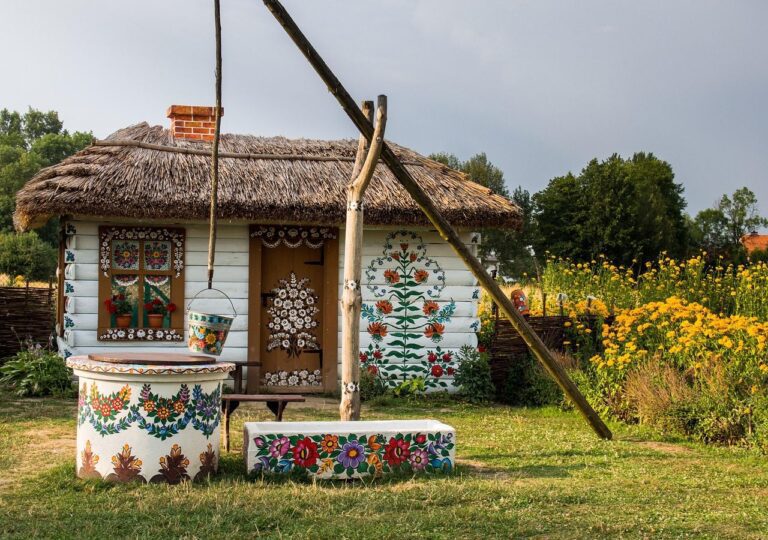 Zalipie to jedna z najpiękniejszych wsi w Małopolsce. Słynie z ręcznie malowanych domów