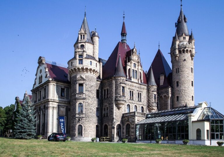 Wnętrza jak z filmu, park jak z marzeń. Zamek w Mosznej zachwyca