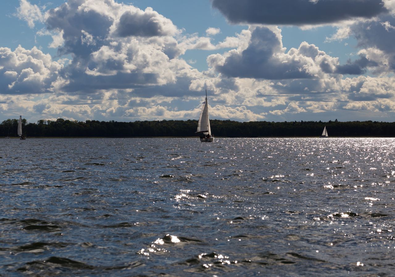 Żaglówka na środku mazurskiego jeziora