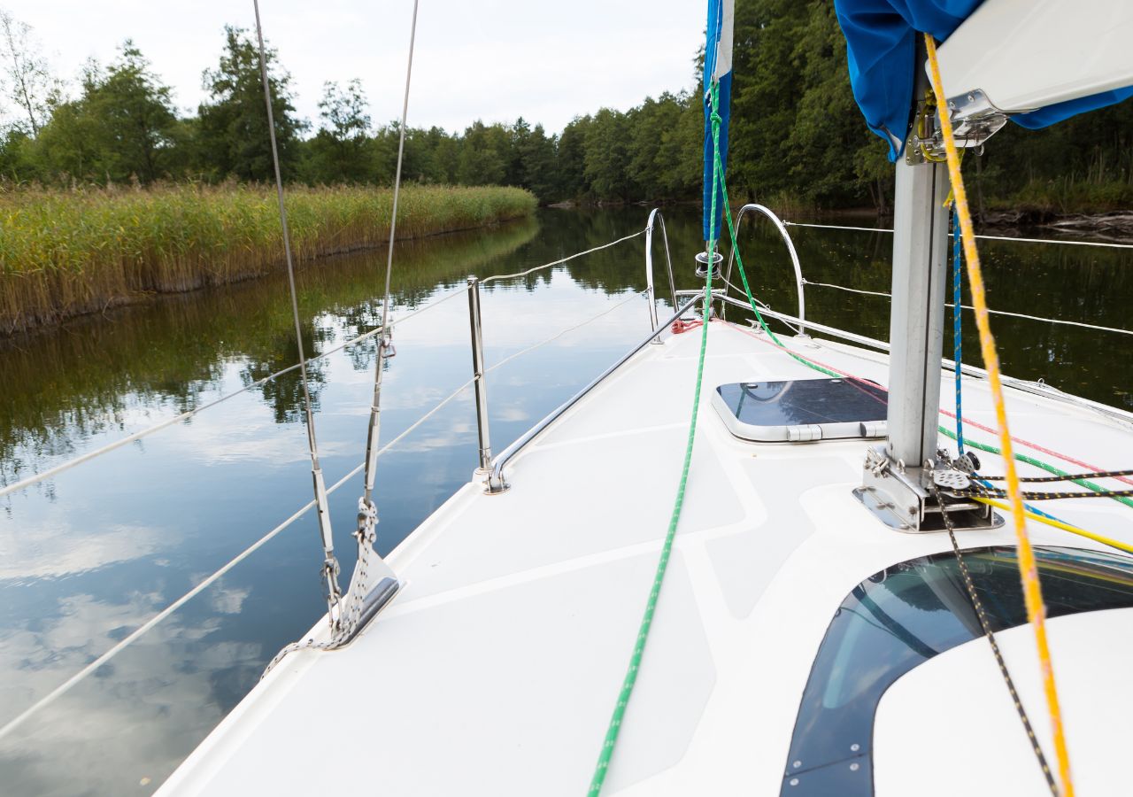 Żaglówka w czasie jazdy na jeziorze