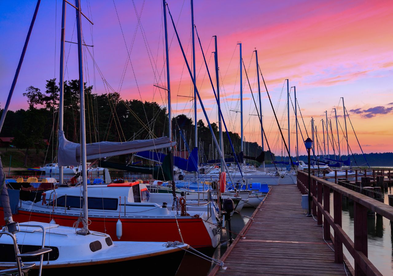 Żagłówki przycumowane przy pomoście na Mazurach