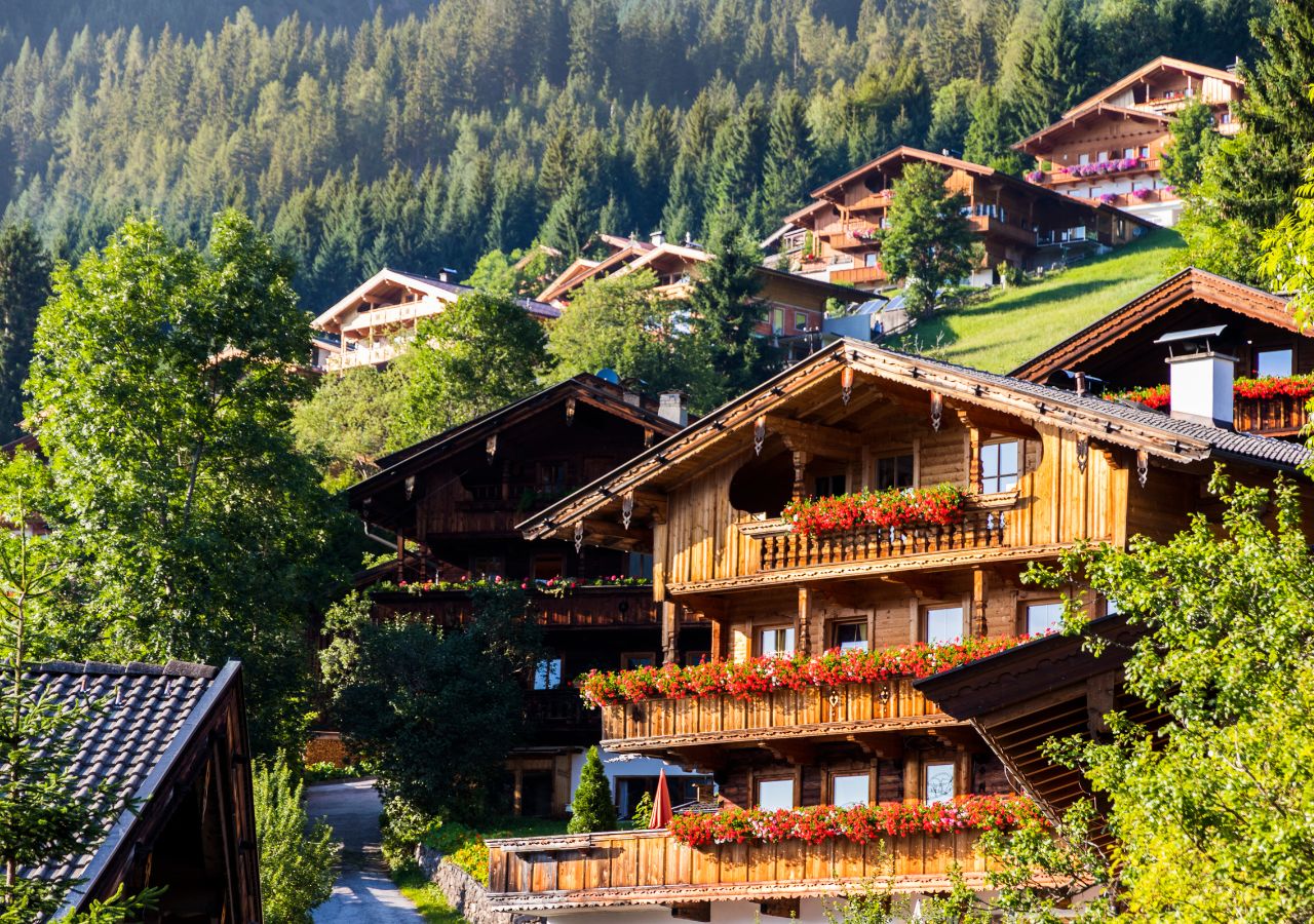 Drewniane zabudowania Alpbach w Austrii