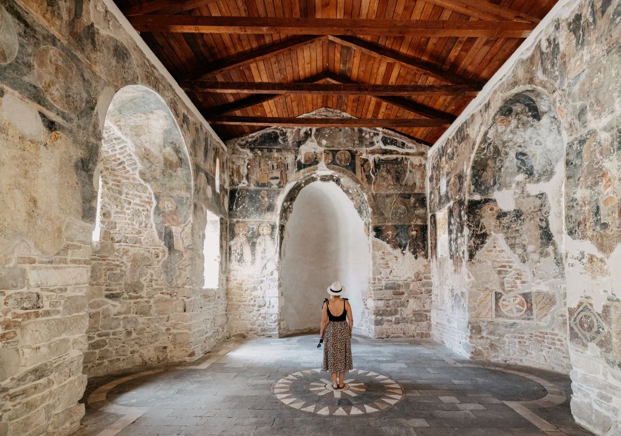 Wnętrze klasztoru w Ardenicy, Albania