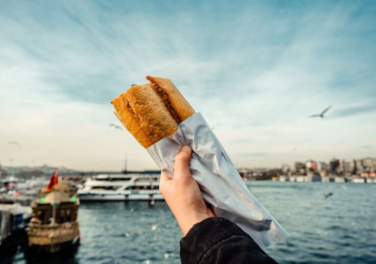 Balık ekmek - tradycyjna kanapka z rybami nad Bosforem w Stambule, Turcja