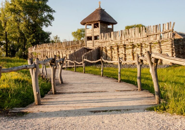 Osada archeologiczna w Biskupienie - zabudowania drewniane