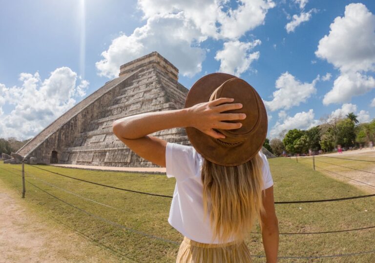 Turystka w kapeluszu przed piramidą Chichen Itza w Meksyku