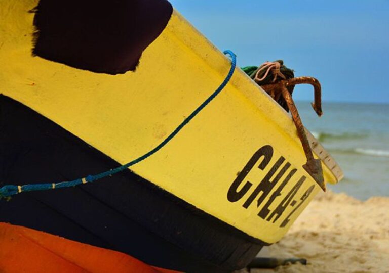 Łódka na plaży w Chłapowie - polski Bałtyk