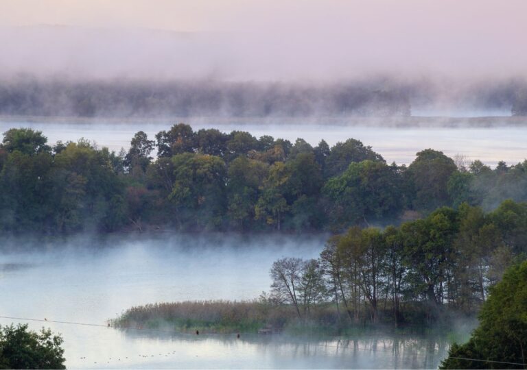 Jezioro Drawskie i lasy we mgle