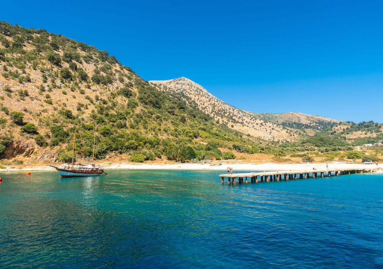 Plażą Kakome w Albanii