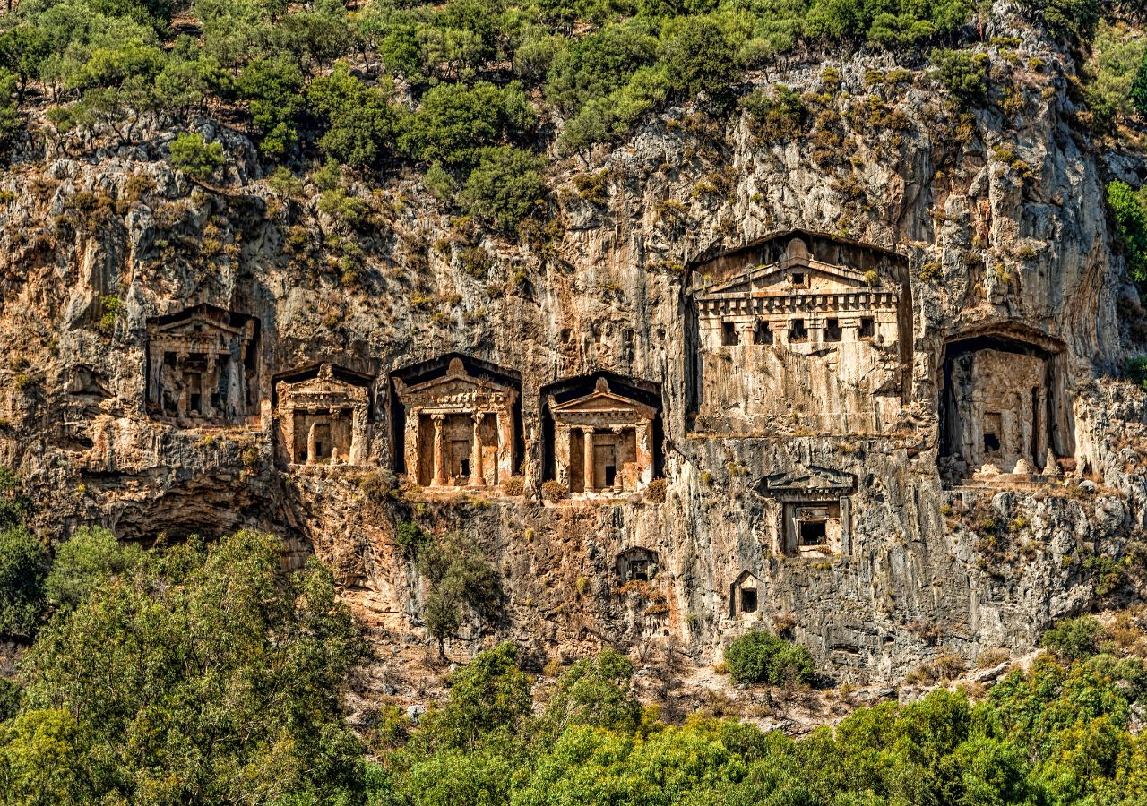 Grobowce licyjskie w skale w pobliżu Koycegiz - Turcja