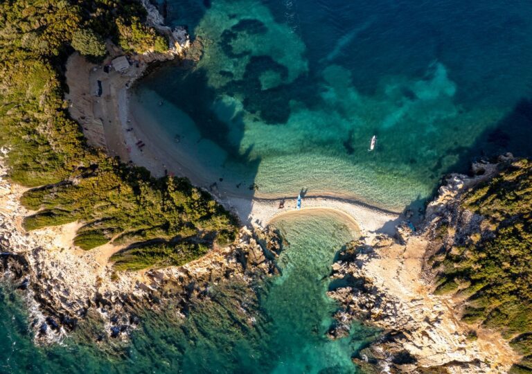 Wybrzeże Ksamil w Albanii z lotu ptaka