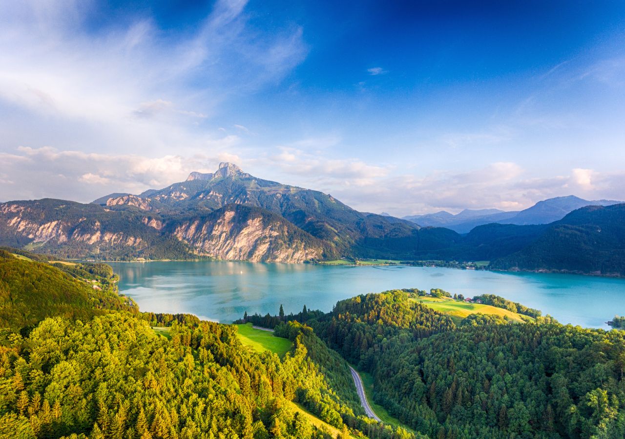 Jezioro Mondsee w Ustrii  otoczeniu gór