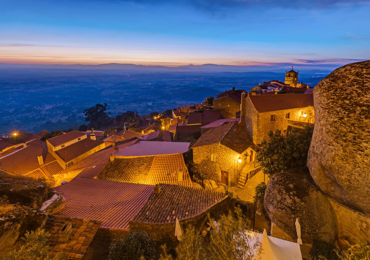 Zabudowania między głazami w Monsanto, Portugalia
