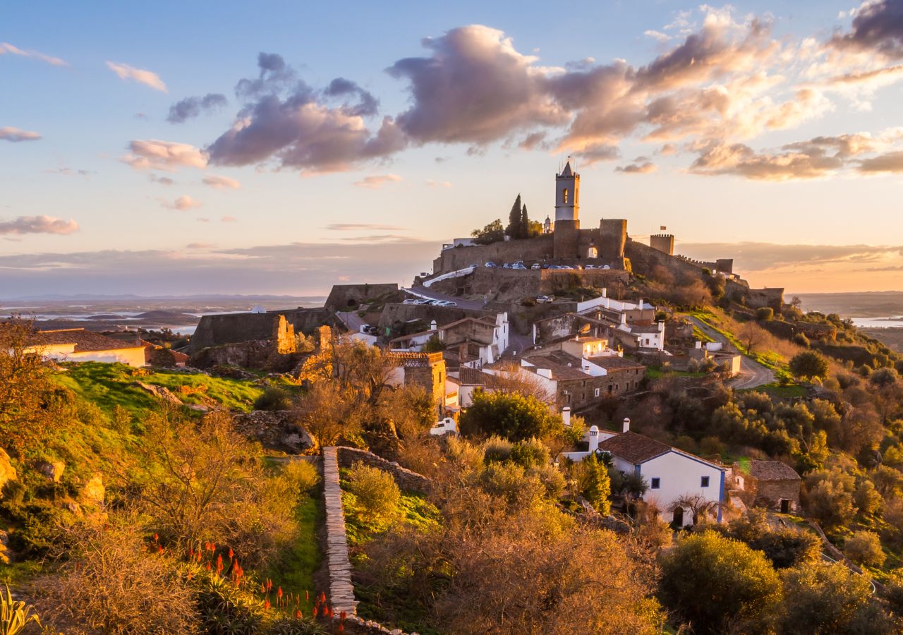 Widok na Monsaraz w regionie Alentejo, Portugalia