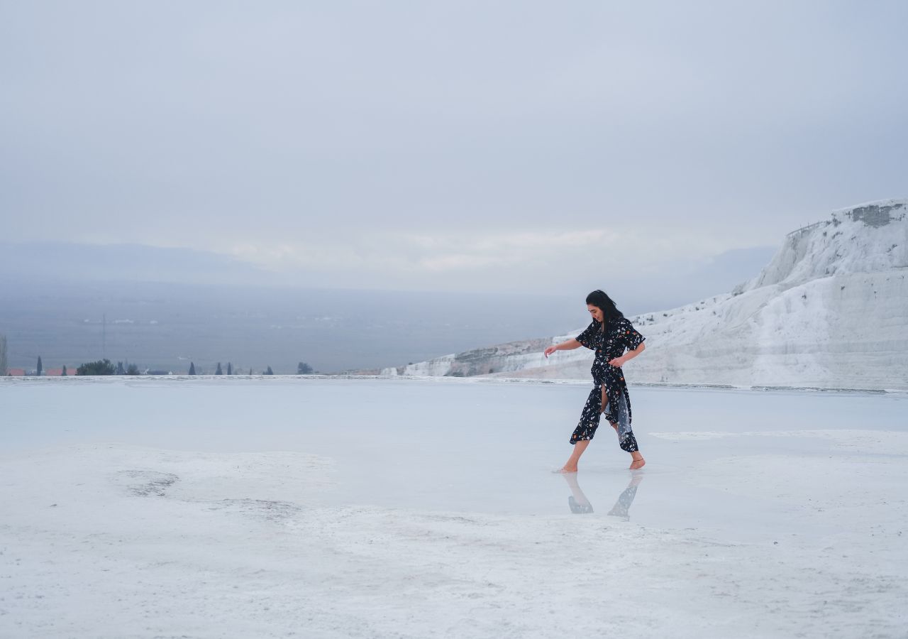 Kobieta spaceruje po basenach w Pamukkale, Turcja