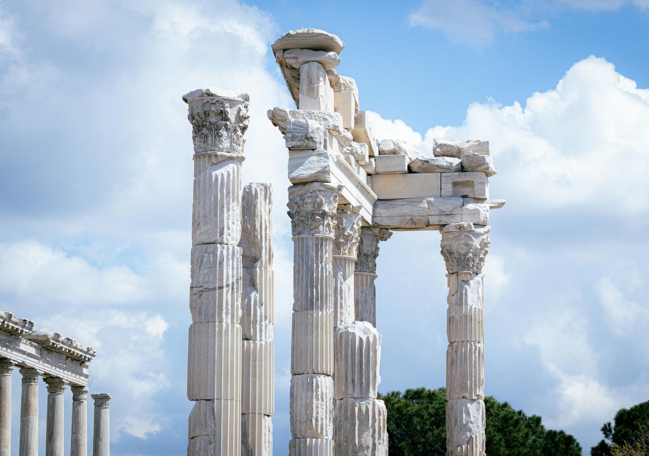 Ruiny świątyni Trajana w Pergamonie w Turcji