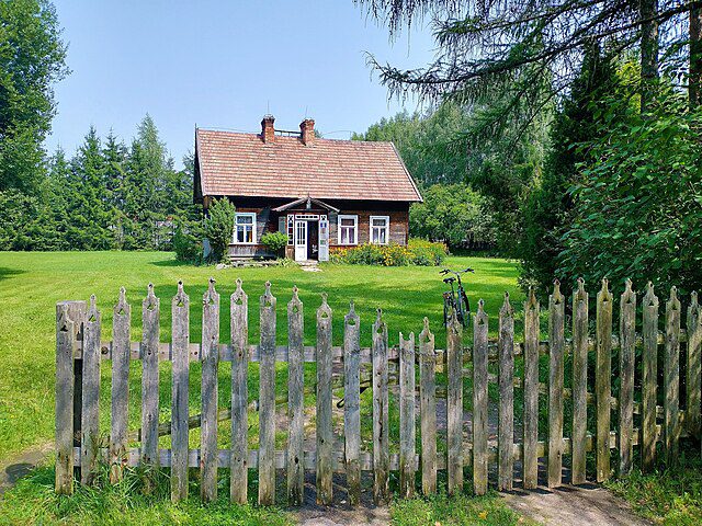 Podlaskie Muzeum Kultury Ludowej - chata chłopska w skansenie w Wasilkowie