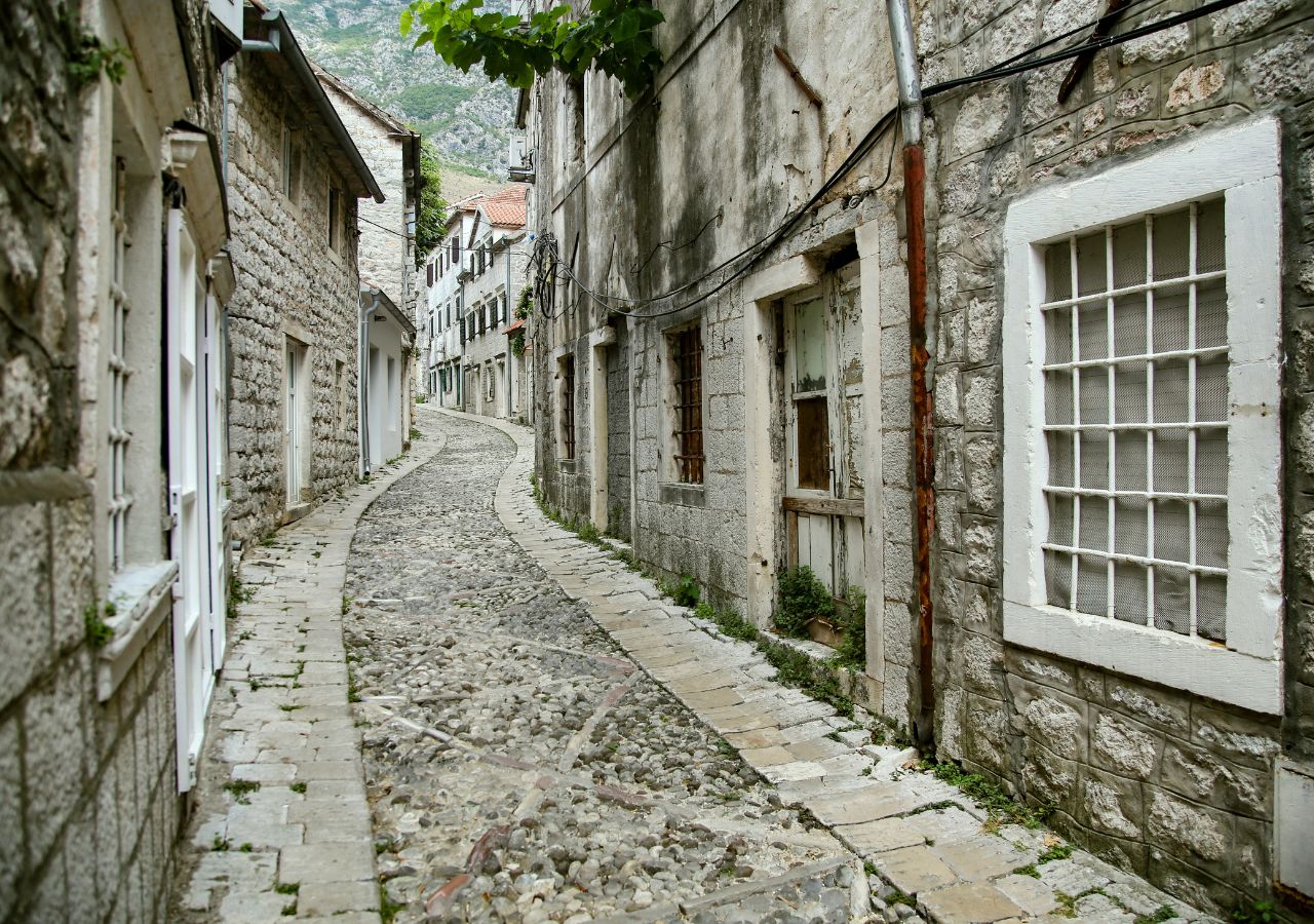 Kamienne uliczki w Risan, Czarnogóra