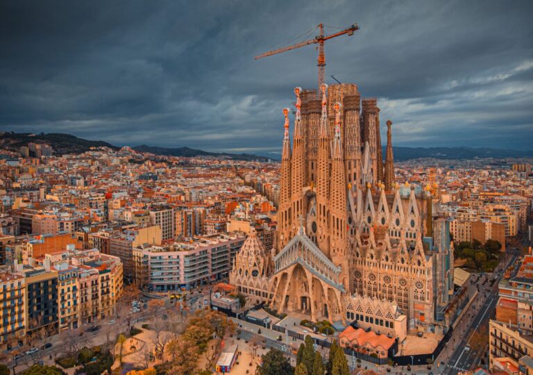 Sagrada Família w trakcie budowy na tle Barcelony, Hiszpania