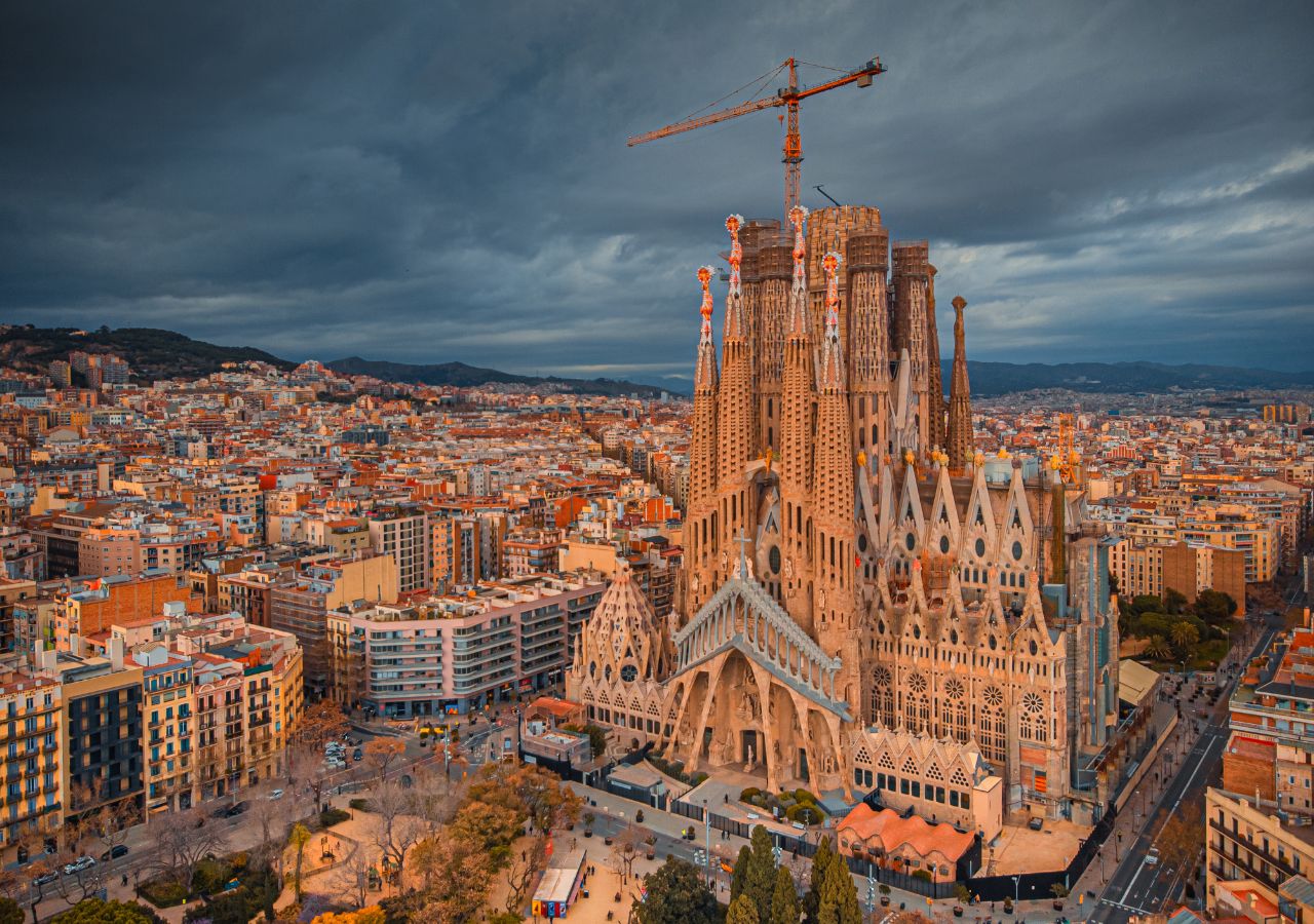 Sagrada Família w trakcie budowy na tle Barcelony, Hiszpania