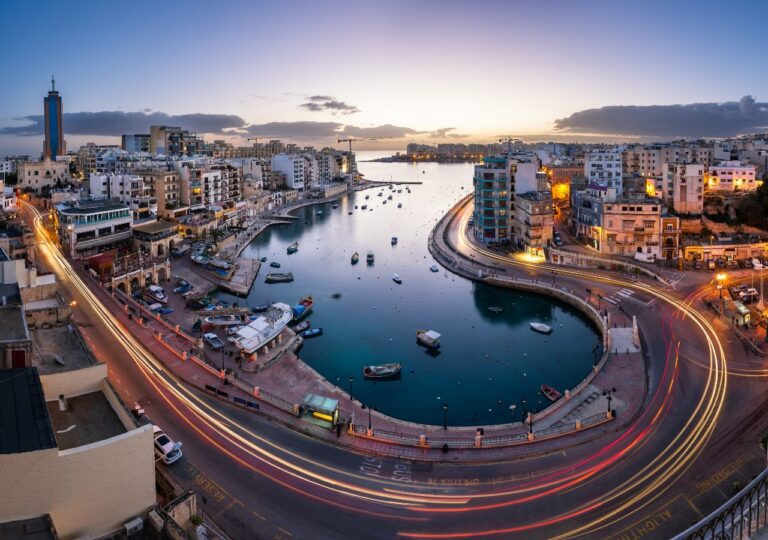 Saint Julien i Spinola Bay na Malcie o zmroku z lotu ptaka